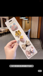 小清新髮夾爲了有效全面保護嬰幼兒免被夾傷，所有髮夾使用包邊設計，且款式豐富。新店開業期間只需25元就可將5款不同的髮夾帶回家，每天為寶寶提供不一樣的髮夾，不一樣的風格！